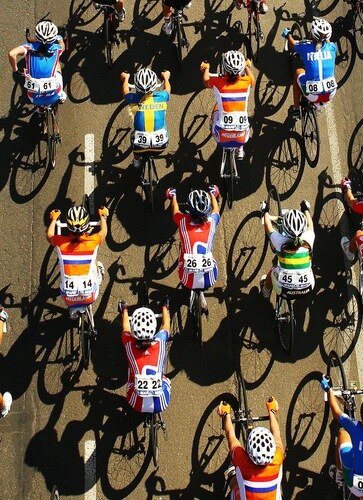 GEELONG, AUSTRALIA - OCTOBER 02:  The peloton comes down the hill during the Women's Elite Road Race on day four of the UCI Road World Championships on October 2, 2010 in Geelong, Australia.  <br /><br /><span class="help">(Photo by Scott Barbour/Getty Images)</span>