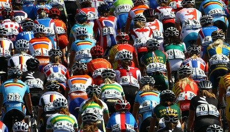 GEELONG, AUSTRALIA - OCTOBER 02:  The peloton comes down the hill during the Women's Elite Road Race on day four of the UCI Road World Championships on October 2, 2010 in Geelong, Australia.  <br /><br /><span class="help">(Photo by Scott Barbour/Getty Images)</span>