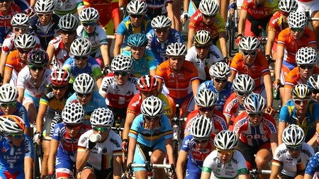 GEELONG, AUSTRALIA - OCTOBER 02:  The peloton comes down the hill during the Women's Elite Road Race on day four of the UCI Road World Championships on October 2, 2010 in Geelong, Australia.  <br /><br /><span class="help">(Photo by Scott Barbour/Getty Images)</span>