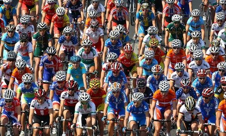 GEELONG, AUSTRALIA - OCTOBER 02:  The peloton comes down the hill during the Women's Elite Road Race on day four of the UCI Road World Championships on October 2, 2010 in Geelong, Australia.  <br /><br /><span class="help">(Photo by Scott Barbour/Getty Images)</span>