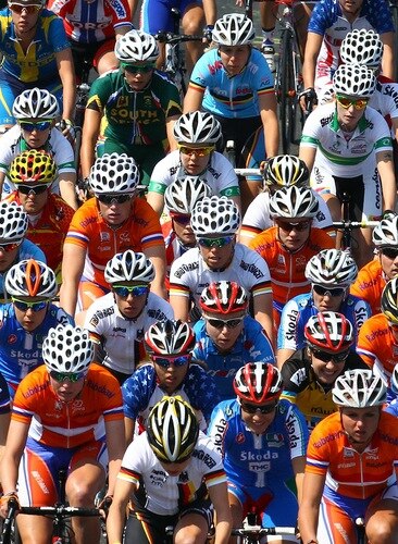 GEELONG, AUSTRALIA - OCTOBER 02:  The peloton comes down the hill during the Women's Elite Road Race on day four of the UCI Road World Championships on October 2, 2010 in Geelong, Australia.  <br /><br /><span class="help">(Photo by Scott Barbour/Getty Images)</span>