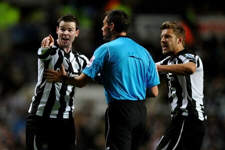 NEWCASTLE UPON TYNE, ENGLAND - OCTOBER 27:  Alan Smith and Danny Guthrie (L) of Newcastle United  protest to Referee Andre Marriner during the Carling Cup Fourth Round match between Newcastle United and Arsenal at St James' Park on October 27, 2010 in Newcastle, England.  <br /><br /><span class="help">(Photo by Laurence Griffiths/Getty Images)</span>