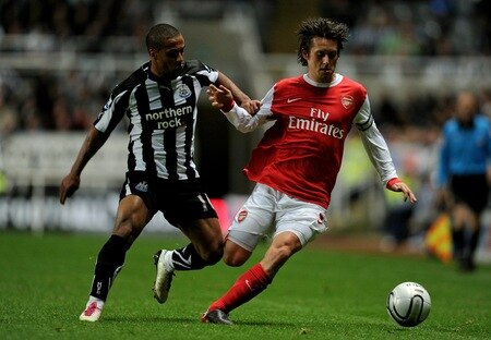 NEWCASTLE UPON TYNE, ENGLAND - OCTOBER 27:  Tomas Rosicky of Arsenal competes for the ball with Wayne Routledge of Newcastle United during the Carling Cup Fourth Round match between Newcastle United and Arsenal at St James' Park on October 27, 2010 in Newcastle, England.  <br /><br /><span class="help">(Photo by Michael Regan/Getty Images)</span>