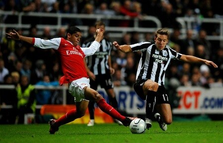 NEWCASTLE UPON TYNE, ENGLAND - OCTOBER 27:  Alan Smith of Newcastle United is challenged by Denilson of Arsenal during the Carling Cup Fourth Round match between Newcastle United and Arsenal at St James' Park on October 27, 2010 in Newcastle, England.  <br /><br /><span class="help">(Photo by Laurence Griffiths/Getty Images)</span>