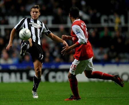 NEWCASTLE UPON TYNE, ENGLAND - OCTOBER 27:  Alan Smith of Newcastle United controls the ball under pressure from Denilson of Arsenal during the Carling Cup Fourth Round match between Newcastle United and Arsenal at St James' Park on October 27, 2010 in Newcastle, England.  <br /><br /><span class="help">(Photo by Laurence Griffiths/Getty Images)</span>