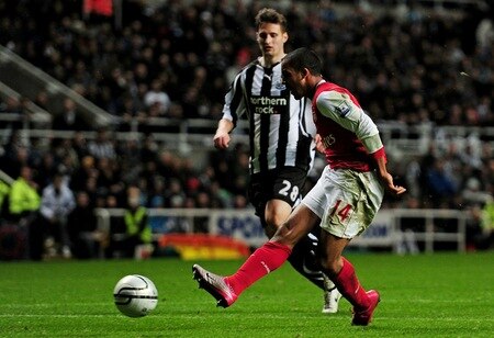 NEWCASTLE, UNITED KINGDOM - OCTOBER 27:  Theo Walcott of Arsenal scores his team's fourth goal during the Carling Cup Fourth Round match between Newcastle United and Arsenal at St James' Park on October 27, 2010 in Newcastle, England. <br /><br /><span class="help">(Photo by Laurence Griffiths/Getty Images)</span>