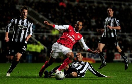 NEWCASTLE, UNITED KINGDOM - OCTOBER 27:  James Perch of Newcastle United challenges Theo Walcott of Arsenal during the Carling Cup Fourth Round match between Newcastle United and Arsenal at St James' Park on October 27, 2010 in Newcastle, England. <br /><br /><span class="help">(Photo by Laurence Griffiths/Getty Images)</span>