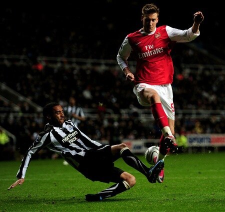 NEWCASTLE UPON TYNE, ENGLAND - OCTOBER 27:  James Perch of Newcastle United challenges Nicklas Bendtner of Arsenal during the Carling Cup Fourth Round match between Newcastle United and Arsenal at St James' Park on October 27, 2010 in Newcastle, England.  <br /><br /><span class="help">(Photo by Laurence Griffiths/Getty Images)</span>