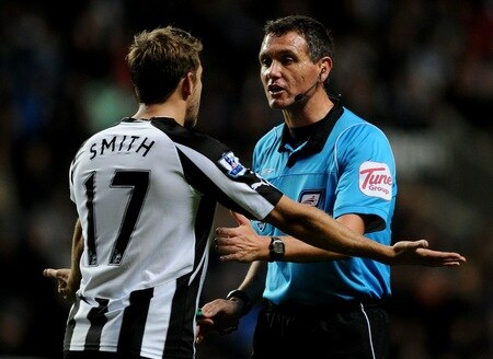 NEWCASTLE, UNITED KINGDOM - OCTOBER 27:  Alan Smith of Newcastle United argues with Referee Andre Marriner during the Carling Cup Fourth Round match betwe en Newcastle United and Arsenal at St James' Park on October 27, 2010 in Newcastle, England. <br /><br /><span class="help">(Photo by Michael Regan/Getty Images)</span>