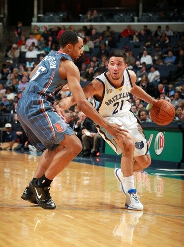 MEMPHIS, TN - DECEMBER 15: Greivis Vasquez #21 of the Memphis Grizzlies dribbles against Gerald Henderson #15 of the Charlotte Bobcats on December 15, 2010 at FedExForum in Memphis, Tennessee.  <br /><br /><span class="help">(Photo by Joe Murphy/NBAE via Getty Images)</span>