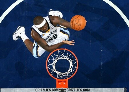 MEMPHIS, TN - DECEMBER 15: Zach Randolph #50 of the Memphis Grizzlies shoots a layup against the Charlotte Bobcats on December 15, 2010 at FedExForum in Memphis, Tennessee.  <br /><br /><span class="help">(Photo by Joe Murphy/NBAE via Getty Images)</span>