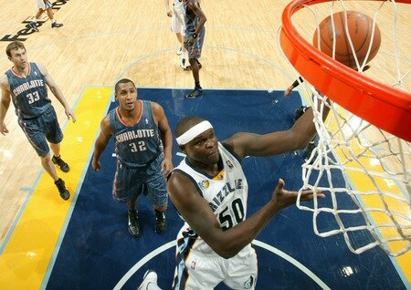 MEMPHIS, TN - DECEMBER 15: Zach Randolph #50 of the Memphis Grizzlies shoots a layup against Boris Diaw #32 of the Charlotte Bobcats on December 15, 2010 at FedExForum in Memphis, Tennessee.  <br /><br /><span class="help">(Photo by Joe Murphy/NBAE via Getty Images)</span>