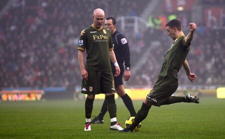 STOKE ON TRENT, ENGLAND - DECEMBER 28: Chris Baird of Fulham scores his second goal from a free kick during the Barclays Premier League match between Stoke City and Fulham at Britannia Stadium on December 28, 2010 in Stoke on Trent, England.  <br /><br /><span class="help">(Photo by Clive Brunskill/Getty Images)</span>