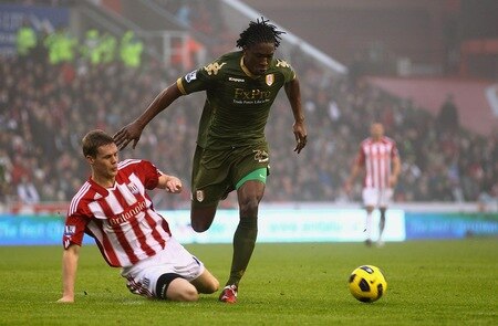 STOKE ON TRENT, ENGLAND - DECEMBER 28: Dickson Etuhu of Fulham is tackled by Ryan Shawcross of Stoke City during the Barclays Premier League match between Stoke City and Fulham at Britannia Stadium on December 28, 2010 in Stoke on Trent, England.  <br /><br /><span class="help">(Photo by Clive Brunskill/Getty Images)</span>