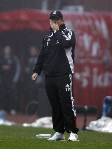 STOKE ON TRENT, ENGLAND - DECEMBER 28:  Stoke City manager Tony Pulis shows his dejection during the Barclays Premier League match between Stoke City and Fulham at Britannia Stadium on December 28, 2010 in Stoke on Trent, England.  <br /><br /><span class="help">(Photo by Clive Brunskill/Getty Images)</span>