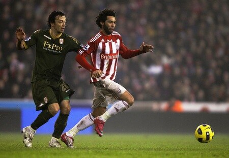 STOKE ON TRENT, ENGLAND - DECEMBER 28: Jermaine Pennant of Stoke City in action with Simon Davies of Fulham during the Barclays Premier League match between Stoke City and Fulham at Britannia Stadium on December 28, 2010 in Stoke on Trent, England.  <br /><br /><span class="help">(Photo by Clive Brunskill/Getty Images)</span>
