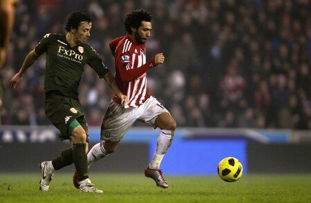 STOKE ON TRENT, ENGLAND - DECEMBER 28:  Jermaine Pennant of Stoke City in action with Simon Davies of Fulham during the Barclays Premier League match between Stoke City and Fulham at Britannia Stadium on December 28, 2010 in Stoke on Trent, England.  <br /><br /><span class="help">(Photo by Clive Brunskill/Getty Images)</span>