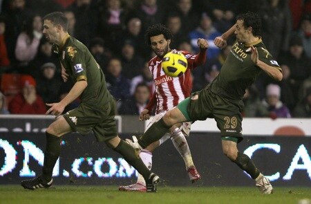 STOKE ON TRENT, ENGLAND - DECEMBER 28:  Jermaine Pennant of Stoke City attempts to cross the ball past Simon Davies of Fulham during the Barclays Premier League match between Stoke City and Fulham at Britannia Stadium on December 28, 2010 in Stoke on Trent, England.  <br /><br /><span class="help">(Photo by Clive Brunskill/Getty Images)</span>
