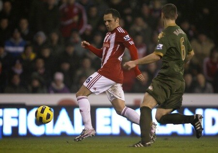 STOKE ON TRENT, ENGLAND - DECEMBER 28: Matthew Etherington of Stoke City moves away from Chris Baird of Fulham during the Barclays Premier League match between Stoke City and Fulham at Britannia Stadium on December 28, 2010 in Stoke on Trent, England.  <br /><br /><span class="help">(Photo by Clive Brunskill/Getty Images)</span>