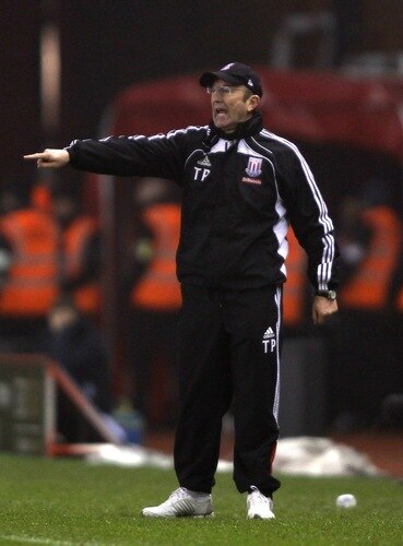 STOKE ON TRENT, ENGLAND - DECEMBER 28:  Stoke City manager Tony Pulis shouts instructions to his team during the Barclays Premier League match between Stoke City and Fulham at Britannia Stadium on December 28, 2010 in Stoke on Trent, England.  <br /><br /><span class="help">(Photo by Clive Brunskill/Getty Images)</span>
