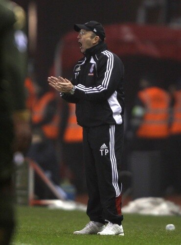 STOKE ON TRENT, ENGLAND - DECEMBER 28:  Stoke City manager Tony Pulis shouts instructions to his team during the Barclays Premier League match between Stoke City and Fulham at Britannia Stadium on December 28, 2010 in Stoke on Trent, England.  <br /><br /><span class="help">(Photo by Clive Brunskill/Getty Images)</span>