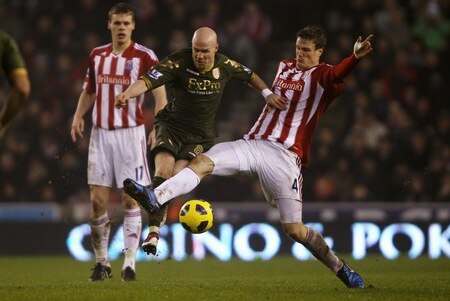 STOKE ON TRENT, ENGLAND - DECEMBER 28:  Andrew Johnson of Fulham is tackled by Robert Huth of Stoke City during the Barclays Premier League match between Stoke City and Fulham at Britannia Stadium on December 28, 2010 in Stoke on Trent, England.  <br /><br /><span class="help">(Photo by Clive Brunskill/Getty Images)</span>