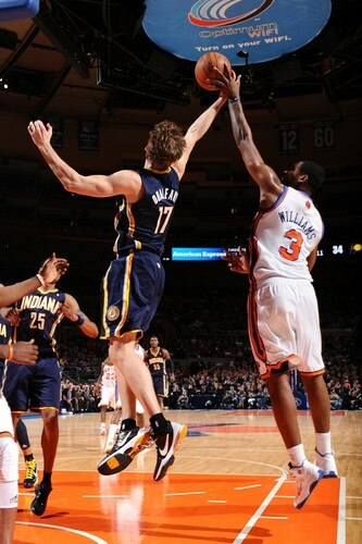 NEW YORK, NY - JANUARY 2: Shawne Williams #3 of the New York Knicks and Mike Dunleavy #17 of the Indiana Pacers go up for a rebound during a game on January 2, 2011 at Madison Square Garden in New York City.  <br /><br /><span class="help">(Photo by David Dow/NBAE via Getty Images)</span>