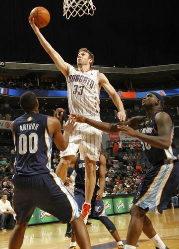 CHARLOTTE, NC - JANUARY 10:  Matt Carroll #33 of the Charlotte Bobcats makes the layup against Darrell Arthur #00 of the Memphis Grizzlies on January 10, 2011 at Time Warner Cable Arena in Charlotte, North Carolina.  <br /><br /><span class="help">(Photo by Kent Smith/NBAE via Getty Images)</span>