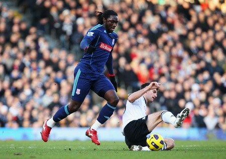 LONDON, ENGLAND - JANUARY 22: Kenwyne Jones of Stoke City is challenged by Aaron Hughes of Fulham during the Barclays Premier League match between Fulham and Stoke City at Craven Cottage on January 22, 2011 in London, England.  <br /><br /><span class="help">(Photo by Clive Rose/Getty Images)</span>