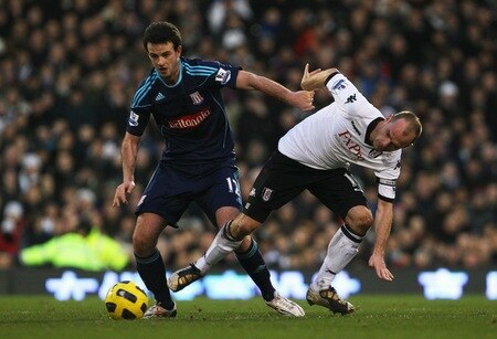 LONDON, ENGLAND - JANUARY 22: Danny Murphy of Fulham is challenged by Marc Wilson of Stoke City during the Barclays Premier League match between Fulham and Stoke City at Craven Cottage on January 22, 2011 in London, England.  <br /><br /><span class="help">(Photo by Clive Rose/Getty Images)</span>