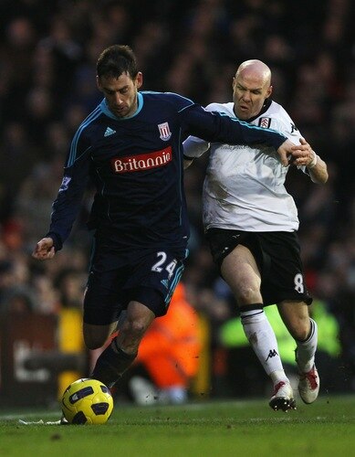 LONDON, ENGLAND - JANUARY 22:  Andrew Johnson of Fulham challenges Rory Delap of Stoke City during the Barclays Premier League match between Fulham and Stoke City at Craven Cottage on January 22, 2011 in London, England.  <br /><br /><span class="help">(Photo by Clive Rose/Getty Images)</span>