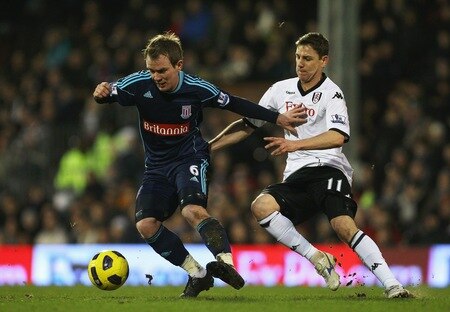 LONDON, ENGLAND - JANUARY 22:  Glenn Whelan of Stoke City is challenged by Zoltan Gera of Fulham during the Barclays Premier League match between Fulham and Stoke City at Craven Cottage on January 22, 2011 in London, England.  <br /><br /><span class="help">(Photo by Clive Rose/Getty Images)</span>