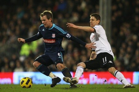 LONDON, ENGLAND - JANUARY 22:  Glenn Whelan of Stoke City is challenged by Zoltan Gera of Fulham during the Barclays Premier League match between Fulham and Stoke City at Craven Cottage on January 22, 2011 in London, England.  <br /><br /><span class="help">(Photo by Clive Rose/Getty Images)</span>