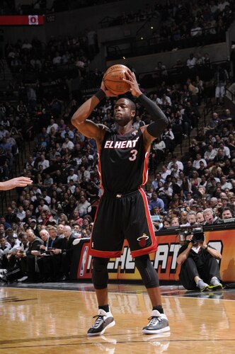 SAN ANTONIO, TX - MARCH 4:  Dwyane Wade #3 of the Miami Heat passes against the San Antonio Spurs at AT&T Center on March 4, 2011 in San Antonio, Texas. <br /><br /><span class="help">(Photos by D. Clarke Evans/NBAE via Getty Images)</span>