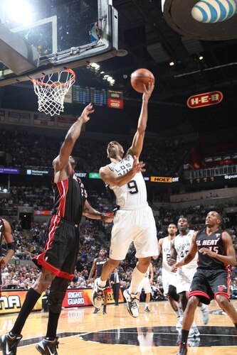 SAN ANTONIO, TX - MARCH 4:  Tony Parker #9 of the San Antonio Spurs shoots against Erick Dampier #25 of the Miami Heat at AT&T Center on March 4, 2011 in San Antonio, Texas. <br /><br /><span class="help">(Photo by Alissa Hollimon/NBAE via Getty images)</span>