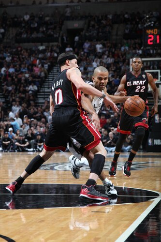 SAN ANTONIO, TX - MARCH 4:  Tony Parker #9 of the San Antonio Spurs drives to the basket against Mike Bibby #0 of the Miami Heat at AT&T Center on March 4, 2011 in San Antonio, Texas. <br /><br /><span class="help">(Photo by Alissa Hollimon/NBAE via Getty images)</span>