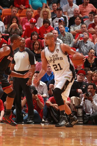 MIAMI - MARCH 14:  Center Tim Duncan #21 of the San Antonio Spurs drives against the Miami Heat on March 14, 2011 at American Airlines Arena in Miami, Florida. <br /><br /><span class="help">(Photo by Victor Baldizon/NBAE via Getty Images)</span>