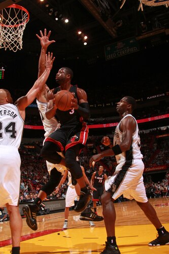 MIAMI - MARCH 14:  Dwyane Wade #3 of the Miami Heat shoots against the San Antonio Spurs on March 14, 2011 at American Airlines Arena in Miami, Florida. <br /><br /><span class="help">(Photo by Victor Baldizon/NBAE via Getty Images)</span>