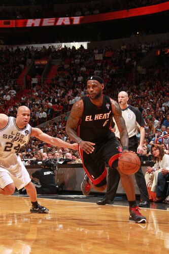 MIAMI - MARCH 14:  LeBron James #6 of the Miami Heat drives against Richard Jefferson #24 of the San Antonio Spurs on March 14, 2011 at American Airlines Arena in Miami, Florida. <br /><br /><span class="help">(Photo by Victor Baldizon/NBAE via Getty Images)</span>