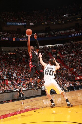 MIAMI - MARCH 14:  Dwyane Wade #3 of the Miami Heat shoots against Manu Ginobili #20 of the San Antonio Spurs on March 14, 2011 at American Airlines Arena in Miami, Florida. <br /><br /><span class="help">(Photo by Victor Baldizon/NBAE via Getty Images)</span>
