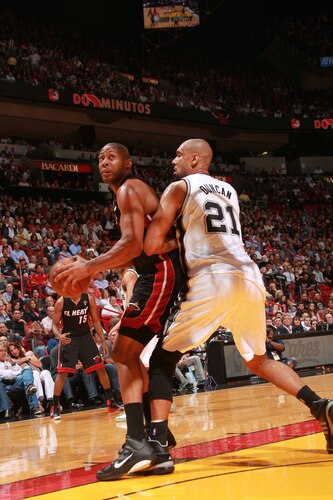 MIAMI - MARCH 14:  Jamaal Magloire #21 of the Miami Heat posts up against Tim Duncan #21 of the San Antonio Spurs on March 14, 2011 at American Airlines Arena in Miami, Florida. <br /><br /><span class="help">(Photo by Victor Baldizon/NBAE via Getty Images)</span>