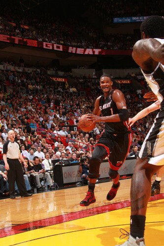 MIAMI - MARCH 14:  Chris Bosh #1 of the Miami Heat drives to the basket against the San Antonio Spurs on March 14, 2011 at American Airlines Arena in Miami, Florida. <br /><br /><span class="help">(Photo by Victor Baldizon/NBAE via Getty Images)</span>