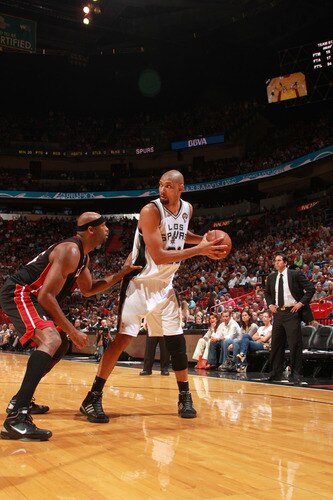 MIAMI - MARCH 14:  Tim Duncan #21 of the San Antonio Spurs in action against Erick Dampier #25 of the Miami Heat on March 14, 2011 at American Airlines Arena in Miami, Florida. <br /><br /><span class="help">(Photo by Victor Baldizon/NBAE via Getty Images)</span>