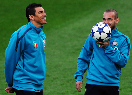 Lucio dhe Sneijder mbeten ne Inter , nese . . .  (06.07.2011) GYI0064307919_crop_450x500