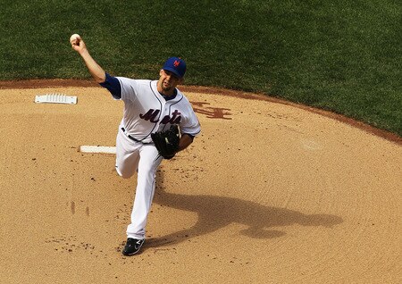 NEW YORK, NY - JULY 02:  Dillon Gee #35 of the New York Mets pitches against the New York Yankees during their game on July 2, 2011 at Citi Field in the Flushing neighborhood of the Queens borough of New York City.  <br /><br /><span class="help">(Photo by Al Bello/Getty Images)</span>