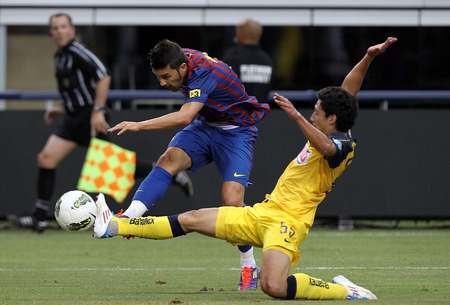 ARLINGTON, TX - AUGUST 06: (L-R) Forward David Villa #7 of FC Barcelona takes a shot against Jorge Reyes #55 of Club America at Cowboys Stadium on August 6, 2011 in Arlington, Texas. <br /><br /><span class="help">(Photo by Ronald Martinez/Getty Images)</span>