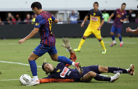ARLINGTON, TX - AUGUST 06: Pedro Rodriguez #17 of FC Barcelona dribbles the ball against Armando Navarrete #1 of Club America at Cowboys Stadium on August 6, 2011 in Arlington, Texas. <br /><br /><span class="help">(Photo by Ronald Martinez/Getty Images)</span>
