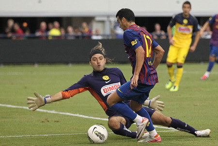 ARLINGTON, TX - AUGUST 06: Pedro Rodriguez #17 of FC Barcelona dribbles the ball against Armando Navarrete #1 of Club America at Cowboys Stadium on August 6, 2011 in Arlington, Texas. <br /><br /><span class="help">(Photo by Ronald Martinez/Getty Images)</span>