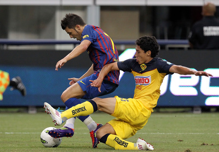ARLINGTON, TX - AUGUST 06: (L-R) Forward David Villa #7 of FC Barcelona dribbles the ball against Jorge Reyes #55 of Club America at Cowboys Stadium on August 6, 2011 in Arlington, Texas. <br /><br /><span class="help">(Photo by Ronald Martinez/Getty Images)</span>