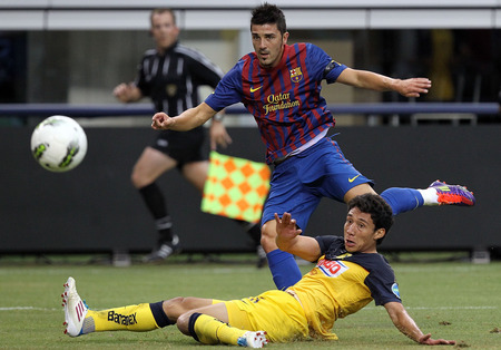 ARLINGTON, TX - AUGUST 06: (L-R) Forward David Villa #7 of FC Barcelona dribbles the ball against Jorge Reyes #55 of Club America at Cowboys Stadium on August 6, 2011 in Arlington, Texas. <br /><br /><span class="help">(Photo by Ronald Martinez/Getty Images)</span>